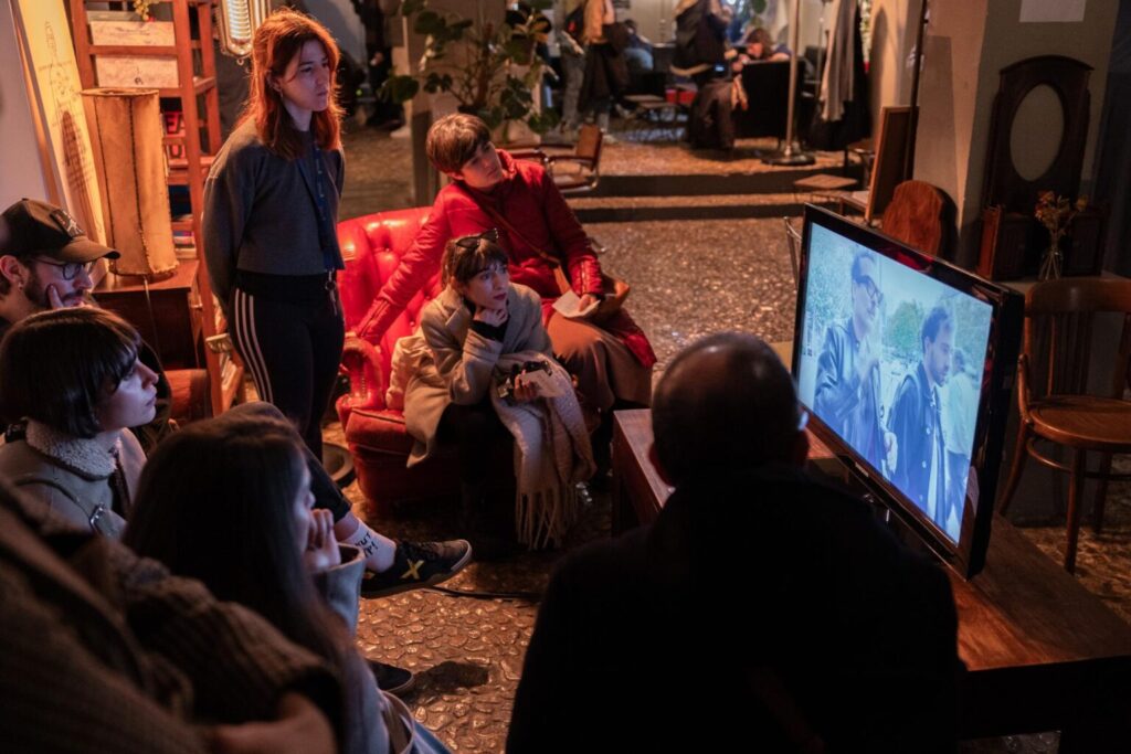 Grupo de intérpretes y público participando en un proyecto teatral comunitario en Madrid dirigido por Pablo Villa Sánchez.