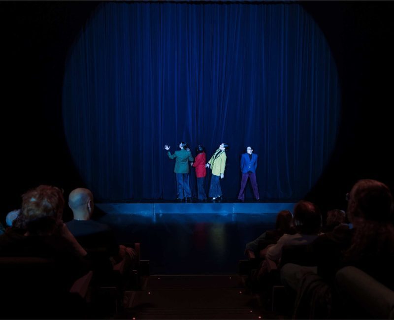 Iluminación teatral sobre un escenario vacío, representando el diseño de iluminación escénica profesional en Madrid.