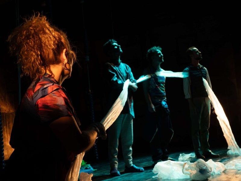 Reunión creativa para la gestión y desarrollo de proyectos culturales en Madrid dentro del ámbito teatral y escénico.