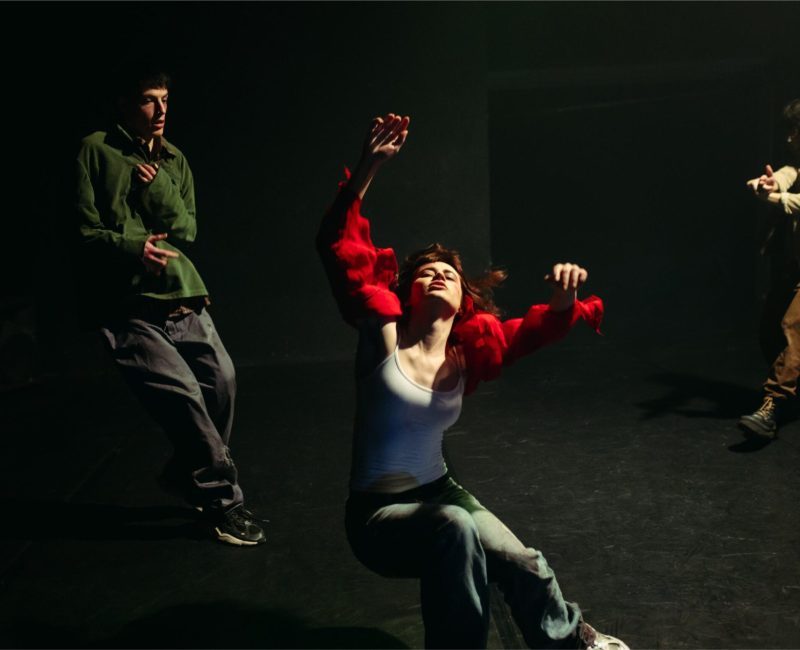 Focos y sistemas de iluminación teatral durante un montaje escénico, reflejando el trabajo técnico y creativo en teatro.